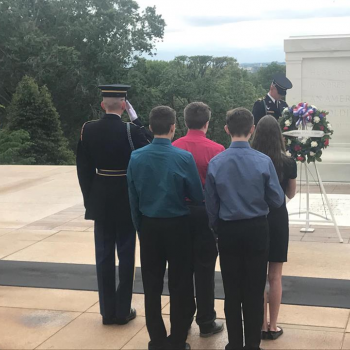 Students pause at the Tomb of the Unknowns